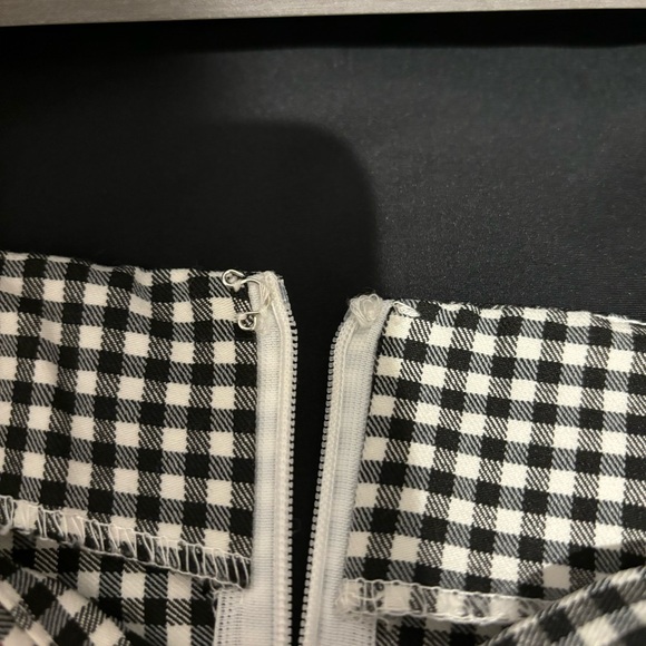 Urban Outfitters Black and White Gingham Mini Skirt with Pockets - Size L - Picture 7 of 11